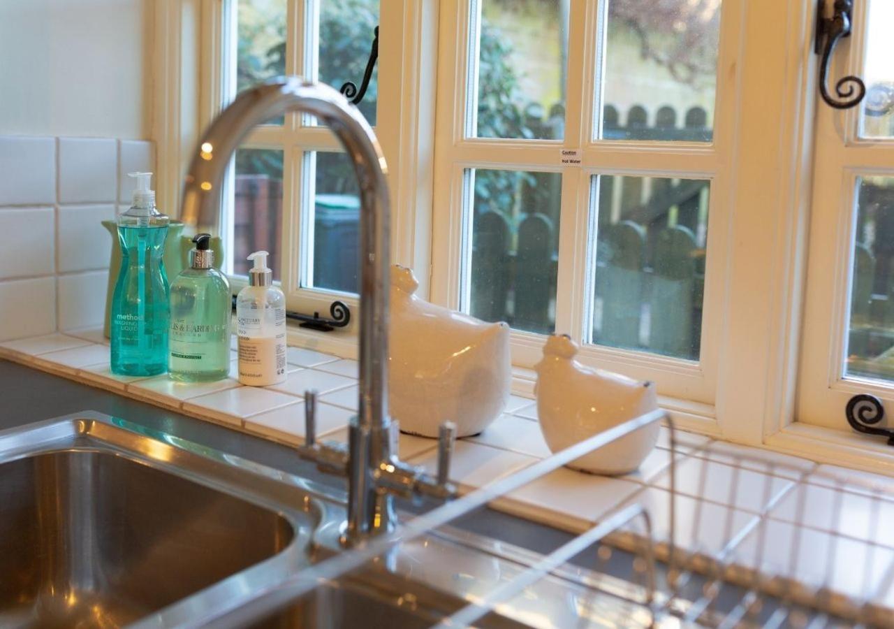 Jasmine Cottage - 2 Bedroom In Heart Of Bourton! Extérieur photo